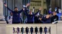 Les joueurs de l'équipe de France saluant les supporters place de la Concorde, à Paris