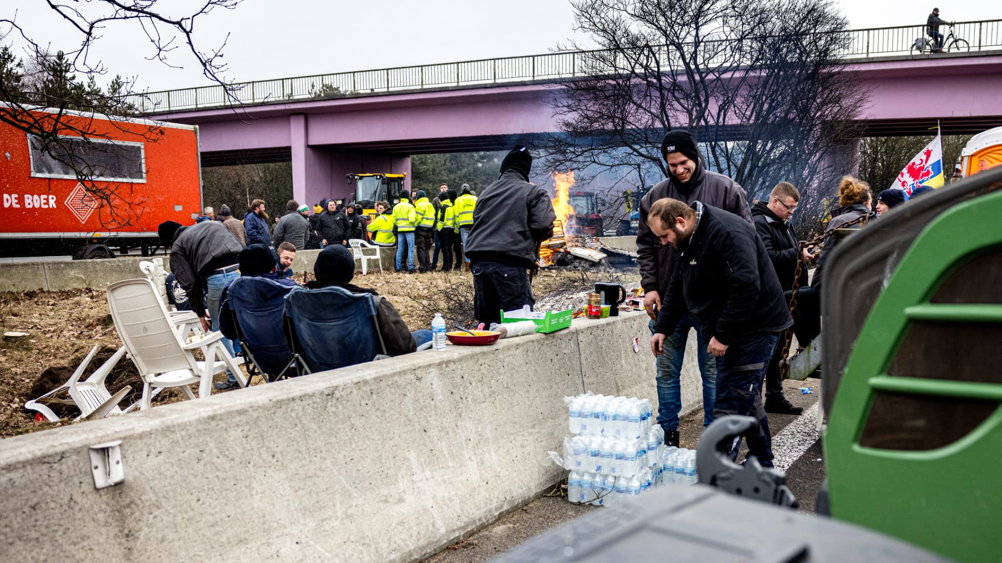 Le poste frontière à Arendonk, entre la Belgique et les Pays-Bas, bloqué par des agriculteurs belges et néérlandais, ce vendredi.