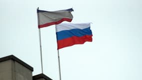 Les drapeaux de la Crimée et de la Russie flottent sur le parlement de Crimée à Simferopol (photo d'illustration)