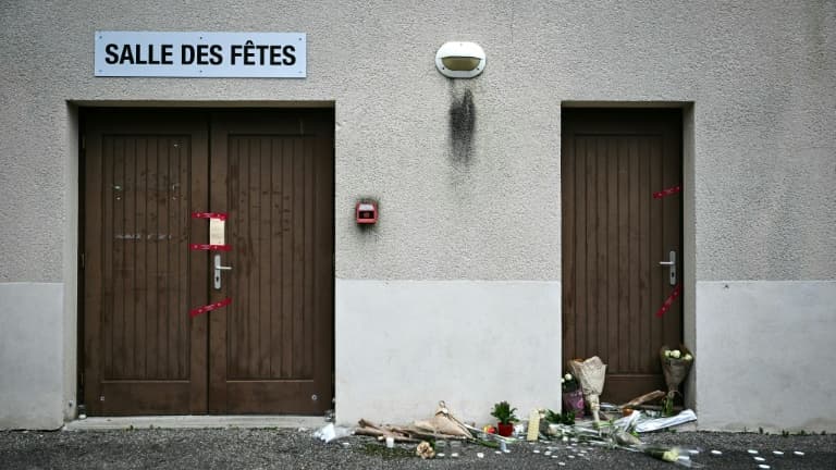 Des fleurs déposées devant la salle des fêtes de Crépol, le 22 novembre 2023 dans la Drôme, où Thomas est décédé le 19 novembre 2023 après avoir été blessé d'un coup de couteau