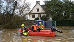 Les pompiers évacuent les riverains d'une zone inondée après le débordement de la Vilaine, à Guipry-Messac, le 27 janvier 2025, suite à de fortes pluies.