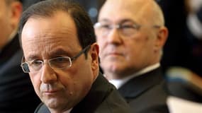 Le ministre du Travail Michel Sapin a pris vendredi la défense de François Hollande, soupçonné par l'opposition d'avoir été informé de l'affaire Cahuzac, en saluant l'attitude "exemplaire" du chef de l'Etat. /Photo prise le 4 mars 2013/REUTERS/Philippe Wo