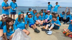 Une cinquantaine d'élèves ont récolté des déchets dans les Calanques de Marseille.