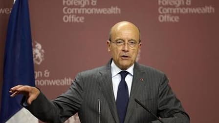 Le ministre des Affaires étrangères Alain Juppé a annoncé que la France avait obtenu l'autorisation de débloquer 1,5 milliard d'euros d'avoirs libyens gelés jusqu'à présent afin que le Conseil national de transition (CNT) puisse engager la reconstruction