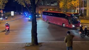 L'impressionnant dispositif de sécurité pour accompagner l'arrivée du bus israélien au Stade de France