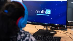 Un logiciel d'IA utilisé pour aider les élèves en mathématiques dans une classe.