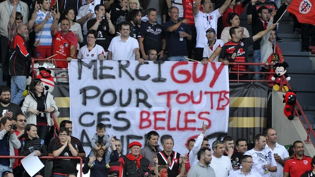 Le public du stade Ernest-Wallon rend hommage à Guy Novès Le public du stade Ernest-Wallon rend hommage à Guy Novès