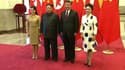 À gauche, Kim Jong Un et son épouse Ri Sol Ju lors de leur visite à Pékin, à droite le président chinois Xi Jinping et sa femme Peng Liyuan