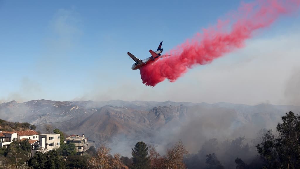Un avion de lutte contre les incendies largue du Phos-Chek le 10 janvier 2025 à Topanga, dans le comté de Los Angeles, en Californie.