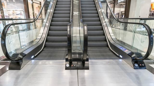 Une femme a coincé son chariot dans un escalator, et a fait six blessés.