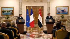 Emmanuel Macron et son homologue égyptien Abdel Fattah al-Sissi lors d'une conférence de presse au Caire le 25 octobre 2023.