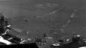 Le robot Curiosity, qui était resté immobile sur ses six roues depuis son arrivée sur Mars le 6 août pour examiner si la vie a pu être possible sur la "planète rouge", a effectué mercredi son premier déplacement. /Image du 22 août 2012/REUTERS/JPL/Nasa
