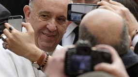Le pape François "cerné" par les téléphones portables qu'il ne se lasse pas de critiquer.