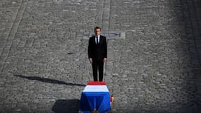 Emmanuel Macron devant le cercueil de Jacques Chirac dans la cour des Invalides.