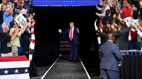 Le président américain Donald Trump fait son entrée à son premier meeting post-confinement à Tulsa, en Oklahoma, le 20 juin 2020