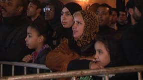 A marrakech, les habitants bravent le froid pour voir des films gratuitement en plein air.