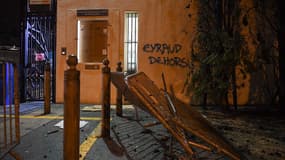Des tags sont encore visibles sur les murs du centre d'entraînement de l'OM