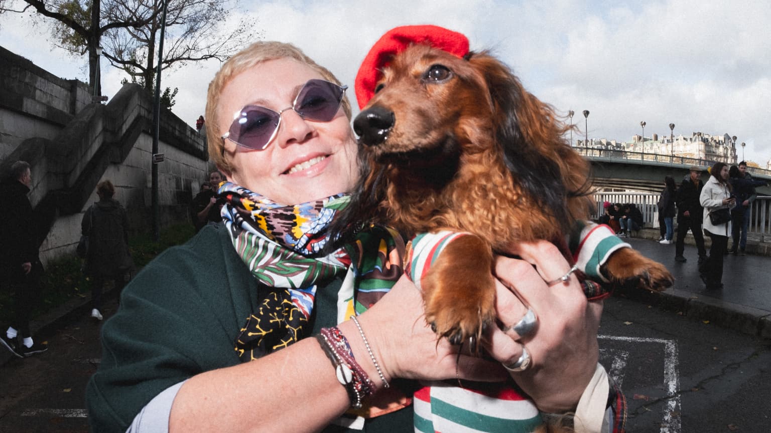 Une propriétaire et son teckel lors de la 4e édition de la "Paris Sausage Walk", le 19 novembre 2023. (Photo d'illustration) Une propriétaire et son teckel lors de la 4e édition de la "Paris Sausage Walk", le 19 novembre 2023. (Photo d'illustration)
