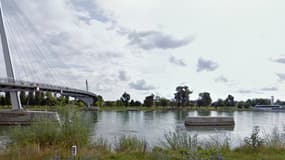 C'est dans cette zone que le bateau de plaisance est bloqué, au niveau du Jardin des Deux-Rives (illustration)