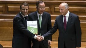 Emmanuel Macron présente le "pacte mondial pour l'environnement" avec Laurent Fabius et Ban Ki-moon, samedi 24 juin 2017 à Paris