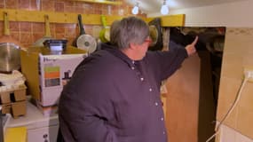 Comme quatre autres locataires, Sandrine habite dans une passoire thermique et son logement est envahi par la moisissure.
