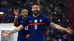 Olivier Giroud célèbre son but contre la Côte d'Ivoire avec Christopher Nkunku, le 25 mars 2022