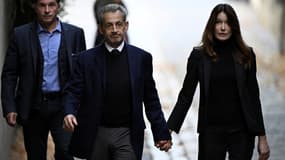 Nicolas Sarkozy et sa compagne Carla Bruni, quittant son domicile dans le 16e arrondissement de Paris avant de se rendre à la prison de la Santé le mardi 21 octobre.