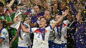 Lucy Bronze soulève le trophée de l'Euro 2025, le 27 juillet 2025.