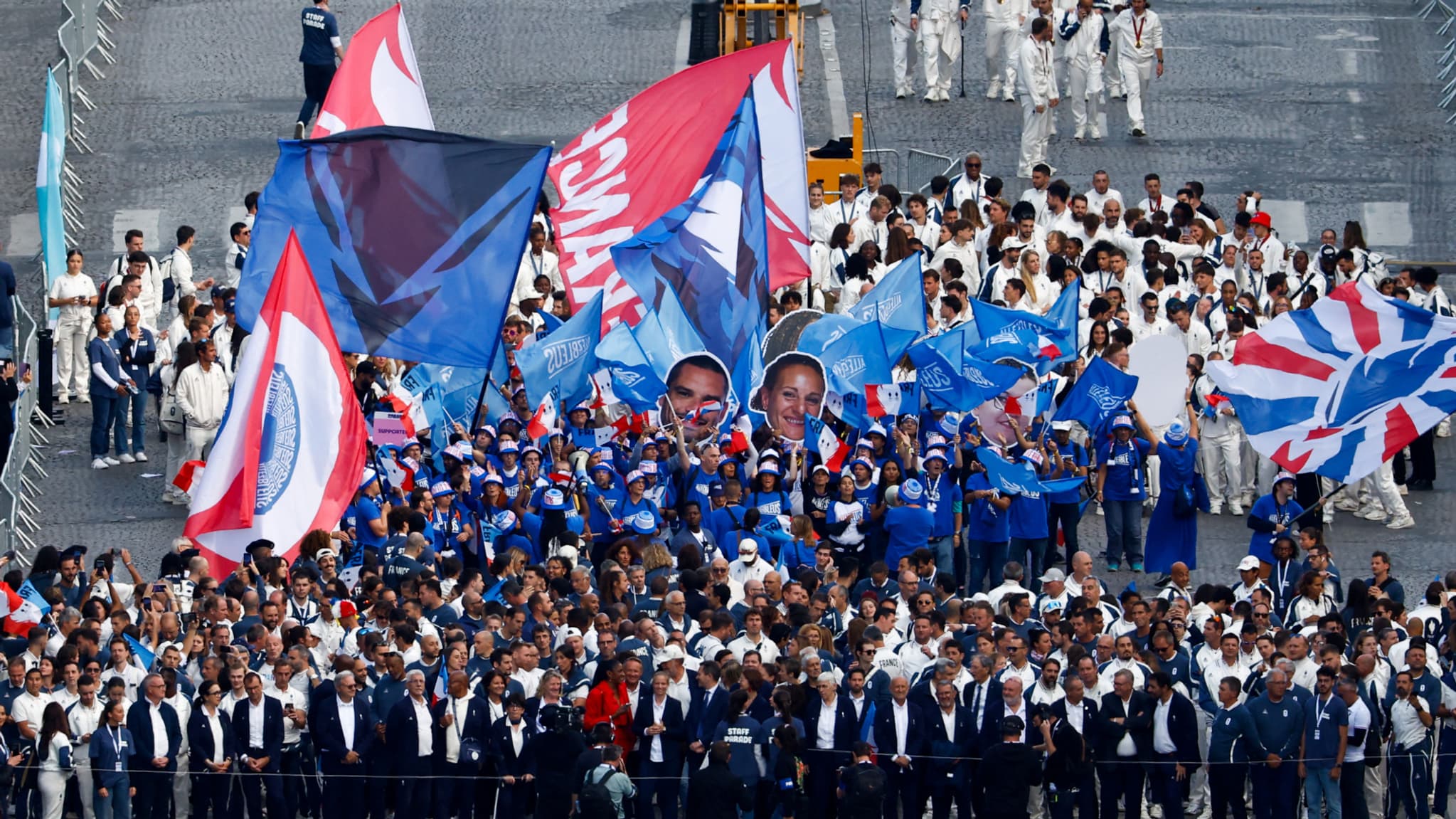 Les membres du mouvement sportif suivis des supporters lors de la grande parade, le 14 septembre 2024.