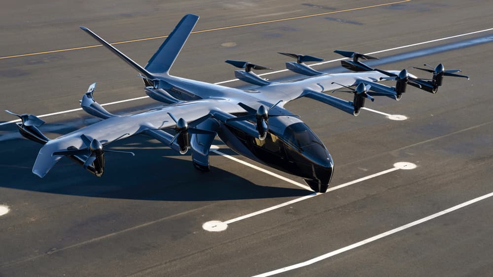 Baptisé Midnight, cet eVTOL (appareil à décollage et atterrissage verticaux) ressemble à un petit avion avec plusieurs rotors sur les ailes et est destiné à effectuer des trajets consécutifs d'environ 30 kilomètres avec un temps de recharge d'environ 10 minutes entre chaque trajet. Baptisé Midnight, cet eVTOL (appareil à décollage et atterrissage verticaux) ressemble à un petit avion avec plusieurs rotors sur les ailes et est destiné à effectuer des trajets consécutifs d'environ 30 kilomètres avec un temps de recharge d'environ 10 minutes entre chaque trajet.