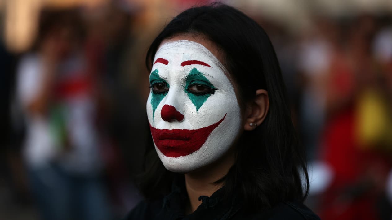 Une manifestante maquillée en Joker à Beyrouth, au Liban, le 19 octobre 2019 Une manifestante maquillée en Joker à Beyrouth, au Liban, le 19 octobre 2019