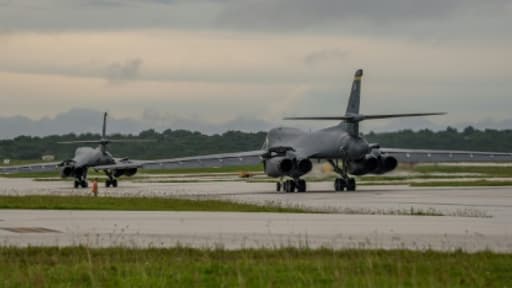 Deux bombardiers B-1B Lancer attendent de décoller de la base militaire Andersen, sur l'île de Guam, le 10 octobre 2017