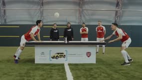 Arteta et Bellerin s'affrontent lors d'une partie de "headis" avec un ballon fait à partir de AirBumps.
