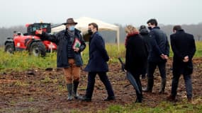 Le président français Emmanuel Macron, avec le ministre de l'Agriculture Julien Denormadie, en visite dans la ferme des Ruelles, de Michel Galmel (gauche), le 12 janvier, à Tilly en Normandie 