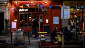 Terrasse d'un bar parisien, le 3 octobre 2020