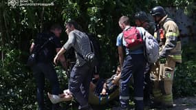 Les services d'urgence de l'État ukrainien évacuent une personne blessée à la suite d'un tir de missile russe dans la ville de Dnipro, dans l'est de l'Ukraine, le 24 juin 2025. 
