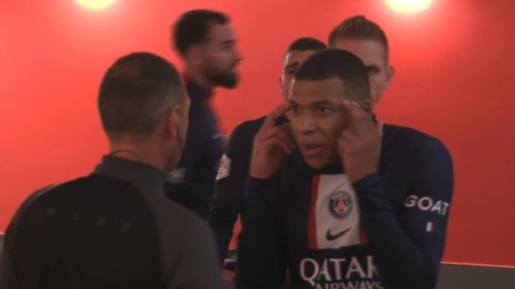 Mbappé demande des explications au arbitres dans le couloir lors de Reims-PSG, le 8 octobre 2022