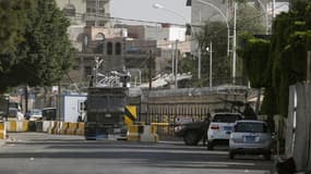 L'ambassade de France à Sanaa, au Yémen, en septembre dernier. Le bâtiment, fermé depuis dimanche, ne rouvrira pas ses portes avant mercredi inclus en raison d'un risque élevé d'attentats de la part d'Al Qaïda. Plusieurs pays occidentaux ont également fer
