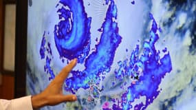 Un météorologiste observe le cyclone Belal qui approche de l'île de La Réunion, à Saint-Denis de la Réunion, le 14 janvier 2024