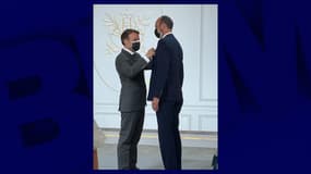 Emmanuel Macron remettant la Légion d'honneur à Edouard Philippe