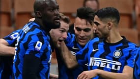 La joie du défenseur slovaque de l'Inter Milan, Milan Skriniar (2e g), félicité par ses coéquipiers après avoir marqué l'unique but du match de Série A contre l'Atalanta Bergame, le 8 mars 2021 au stade San Siro à Milan
