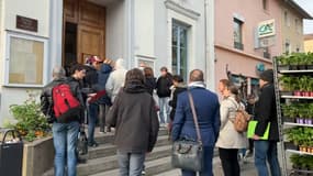 Des heures d'attente devant la mairie de Vaugneray (Rhône) pour avoir un créneau afin de faire son passeport ou sa carte d'identité. 