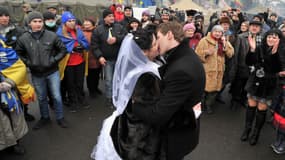 Des jeunes mariés s'embrassent sur la place de l'Indépendance, à Kiev, le 21 décembre 2013, après un mois de contestation.