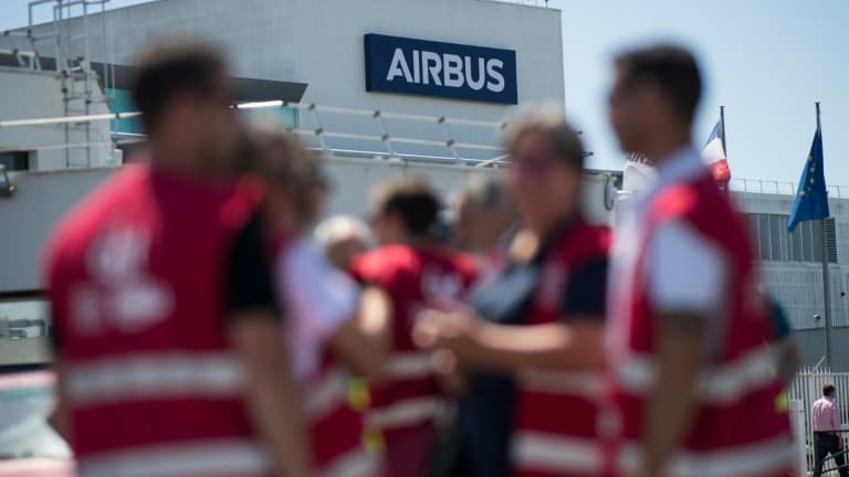 Des salariés d'Airbus réunis devant une usine Airbus, à Montoir-de-Bretagne, le 8 juillet 2020