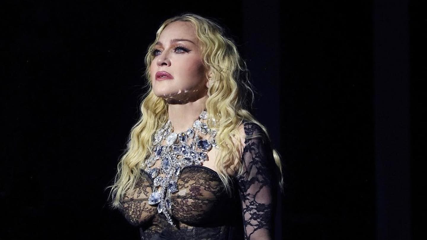 Madonna sur scène pendant le Celebration Tour.