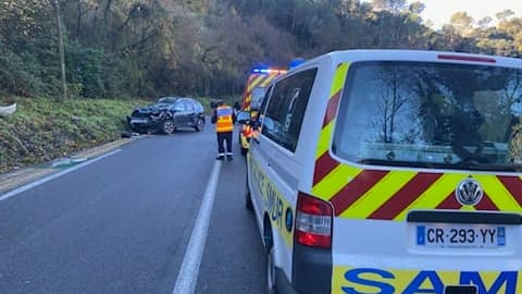 Six blessés, dont un grave, dans un accident impliquant trois véhicules à Peillon (Alpes-Maritimes) le 10 décembre 2023. Six blessés, dont un grave, dans un accident impliquant trois véhicules à Peillon (Alpes-Maritimes) le 10 décembre 2023.