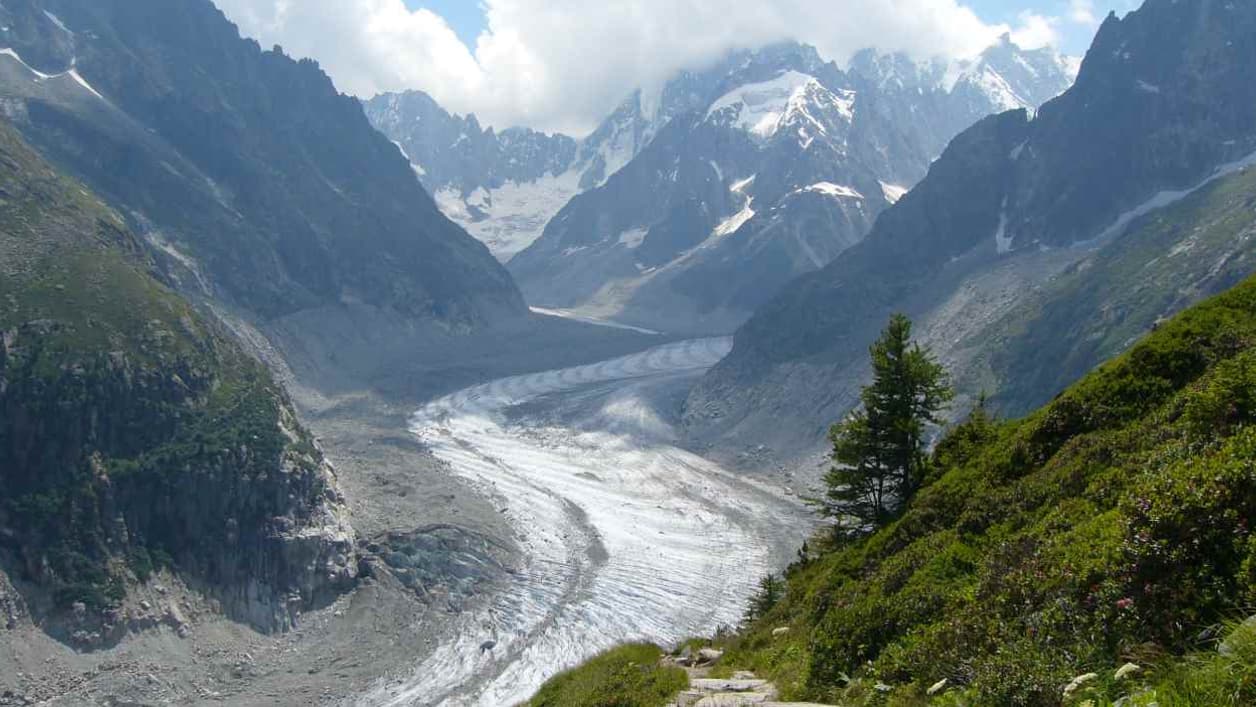 Chaque année, la Mer de Glace perd en longueur et en épaisseur.