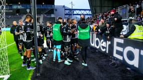 Les joueurs d'Angers discutent avec les supporters