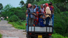 Des Indiens évacuant la ville côtière de Gopalpur