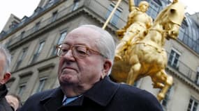 Jean-Marie Le Pen et sa fille Marine ont célébré Jeanne d'Arc samedi à Paris, déniant à Nicolas Sarkozy toute légitimité pour revendiquer à son tour l'héritage de l'héroïne nationale, qui se retrouve au coeur de la campagne présidentielle. /Photo prise le